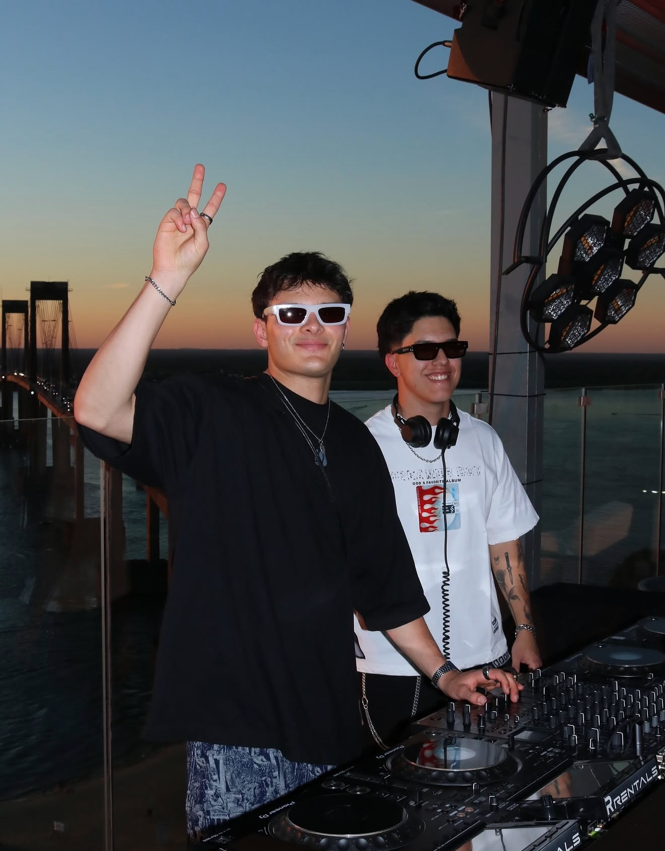 Ale Szpin DJ Sarapura en evento