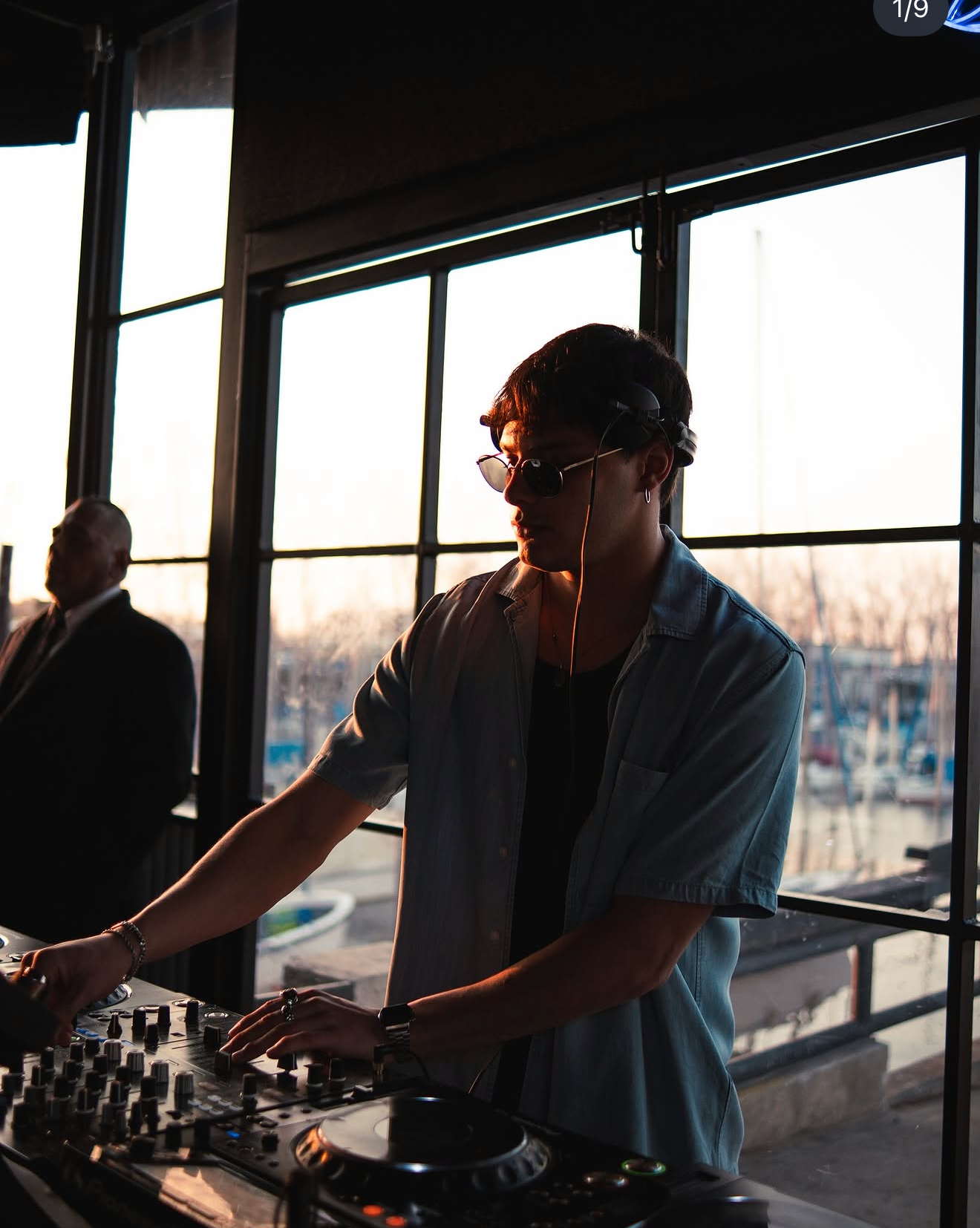 Ale Szpin DJ Sarapura durante una fiesta