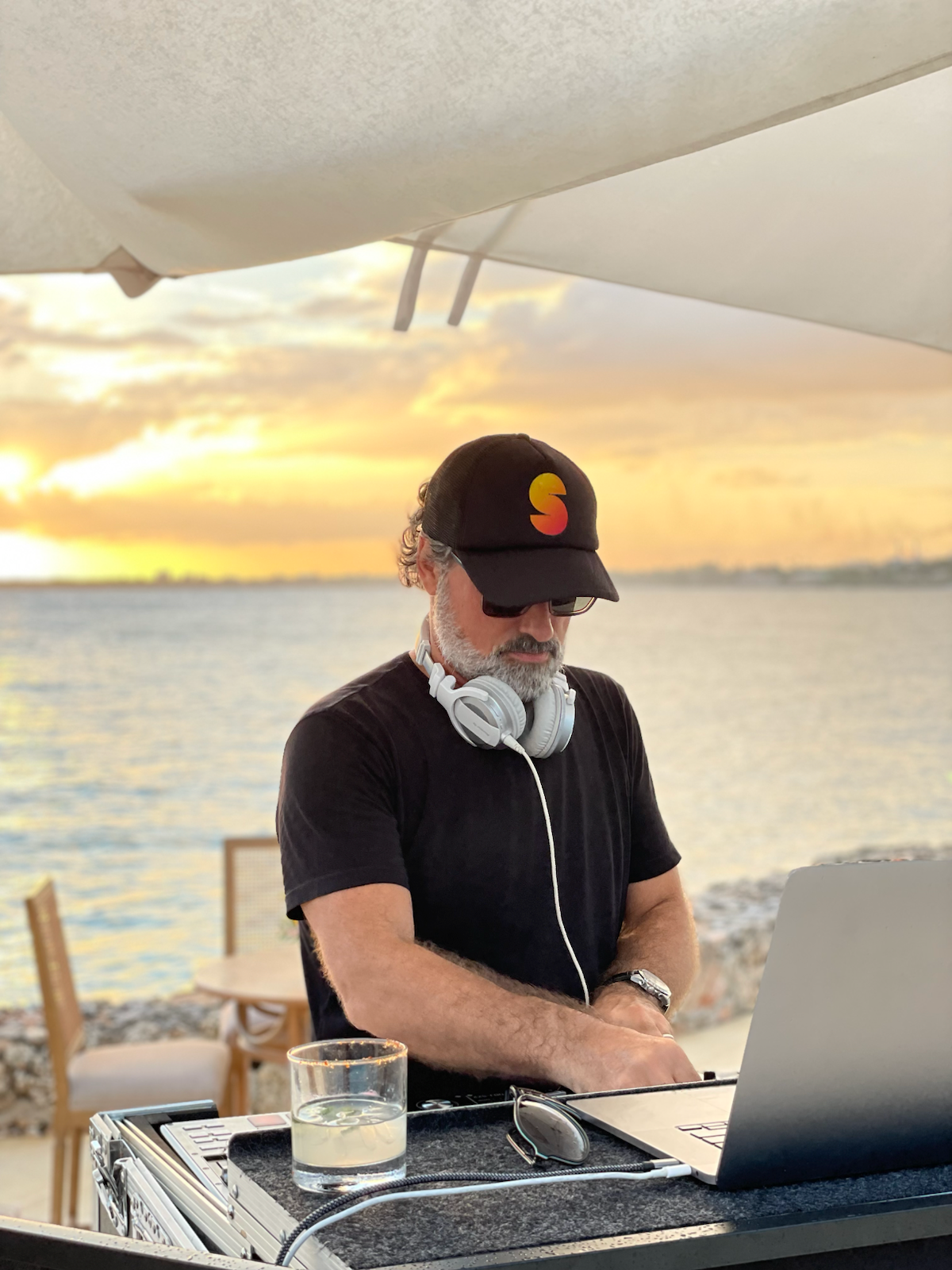DJ Sarapura en cabina de evento
