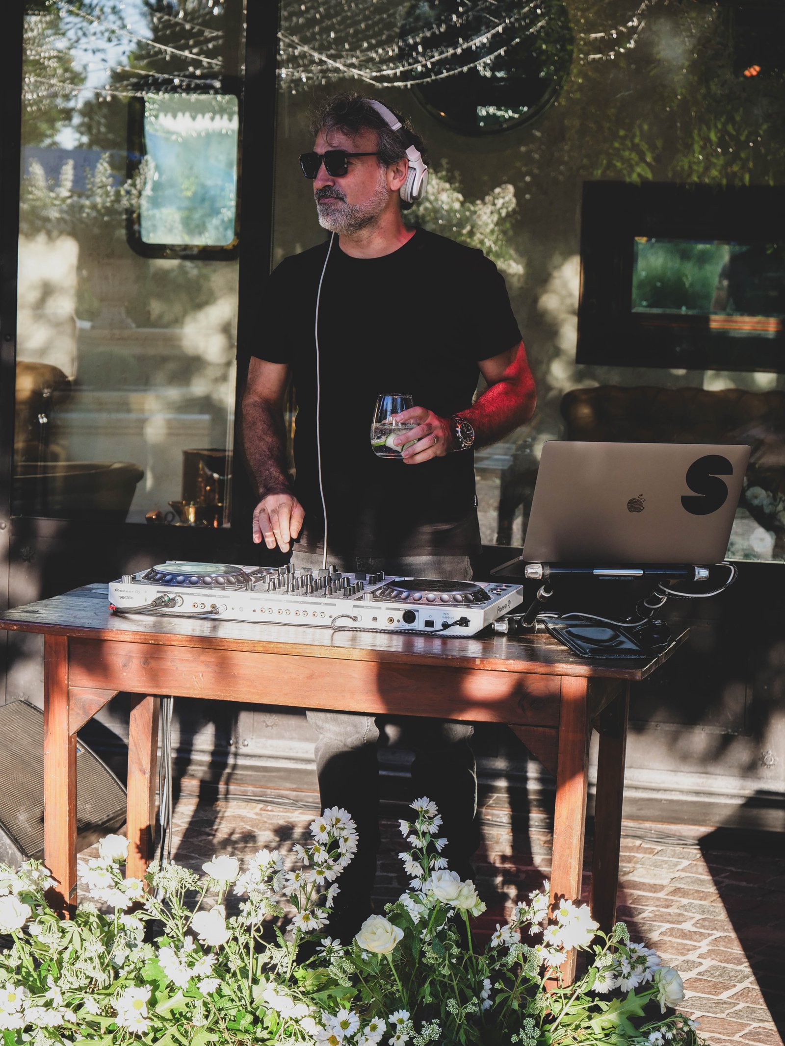 DJ Sarapura musicalizando una fiesta