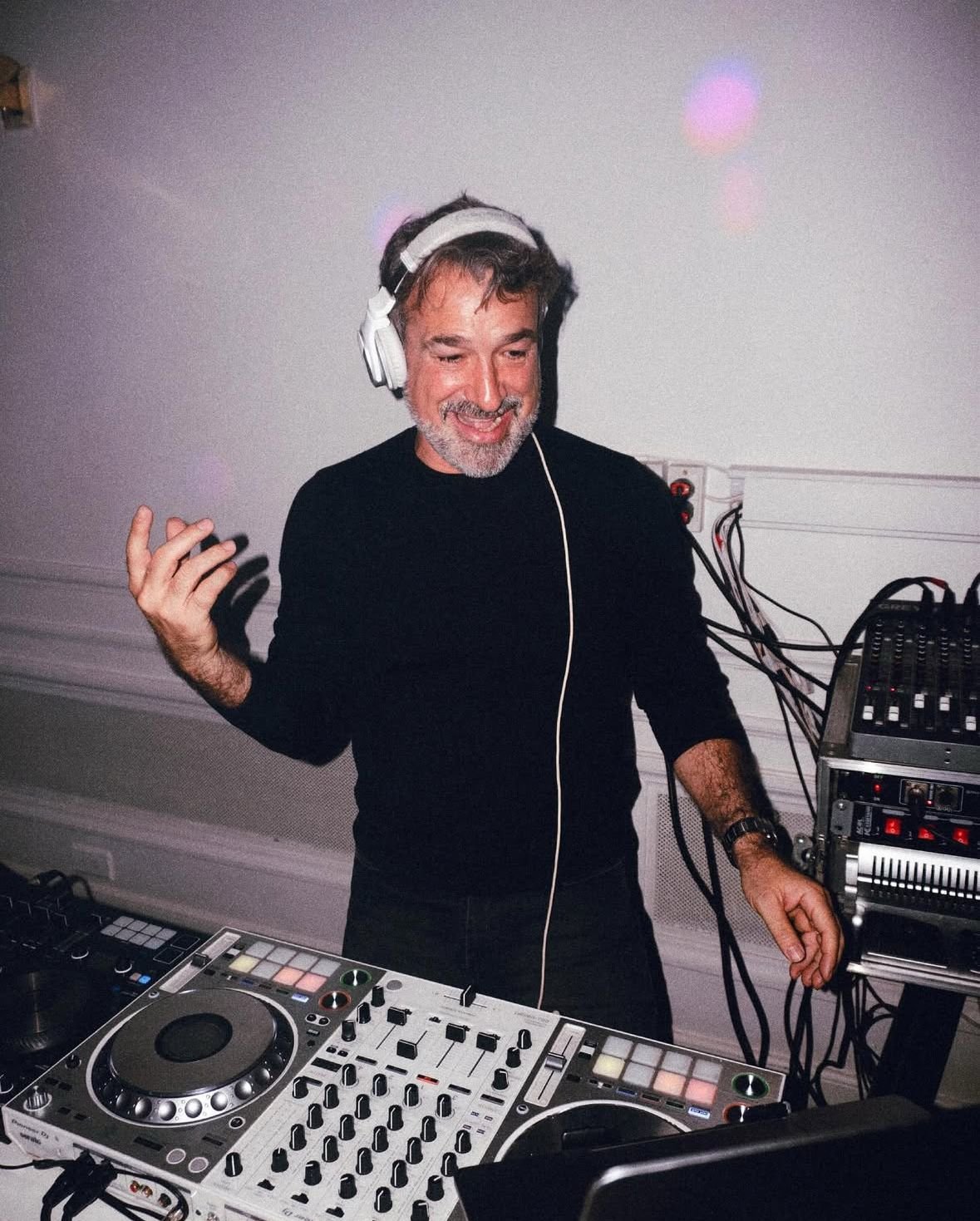 DJ Sarapura en presentación en vivo