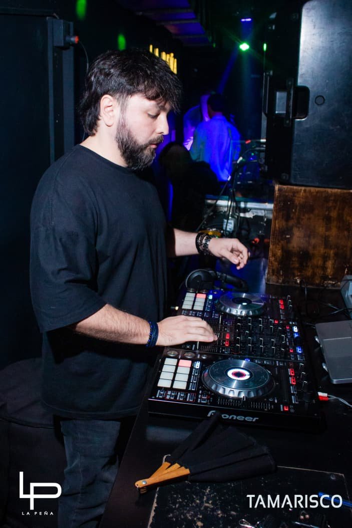 Pato Zuñiga DJ Sarapura animando la pista de baile